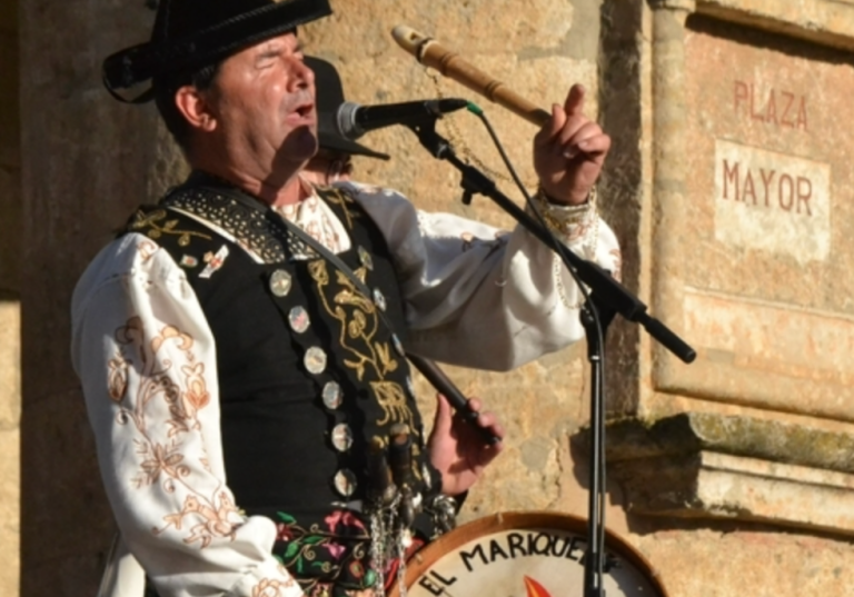 El Mariquelo dando un recital en la Plaza Mayor