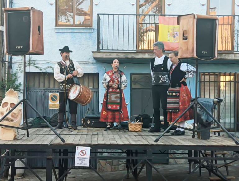 El Mariquelo junto a su esposa y 2 compañeros dando un recital