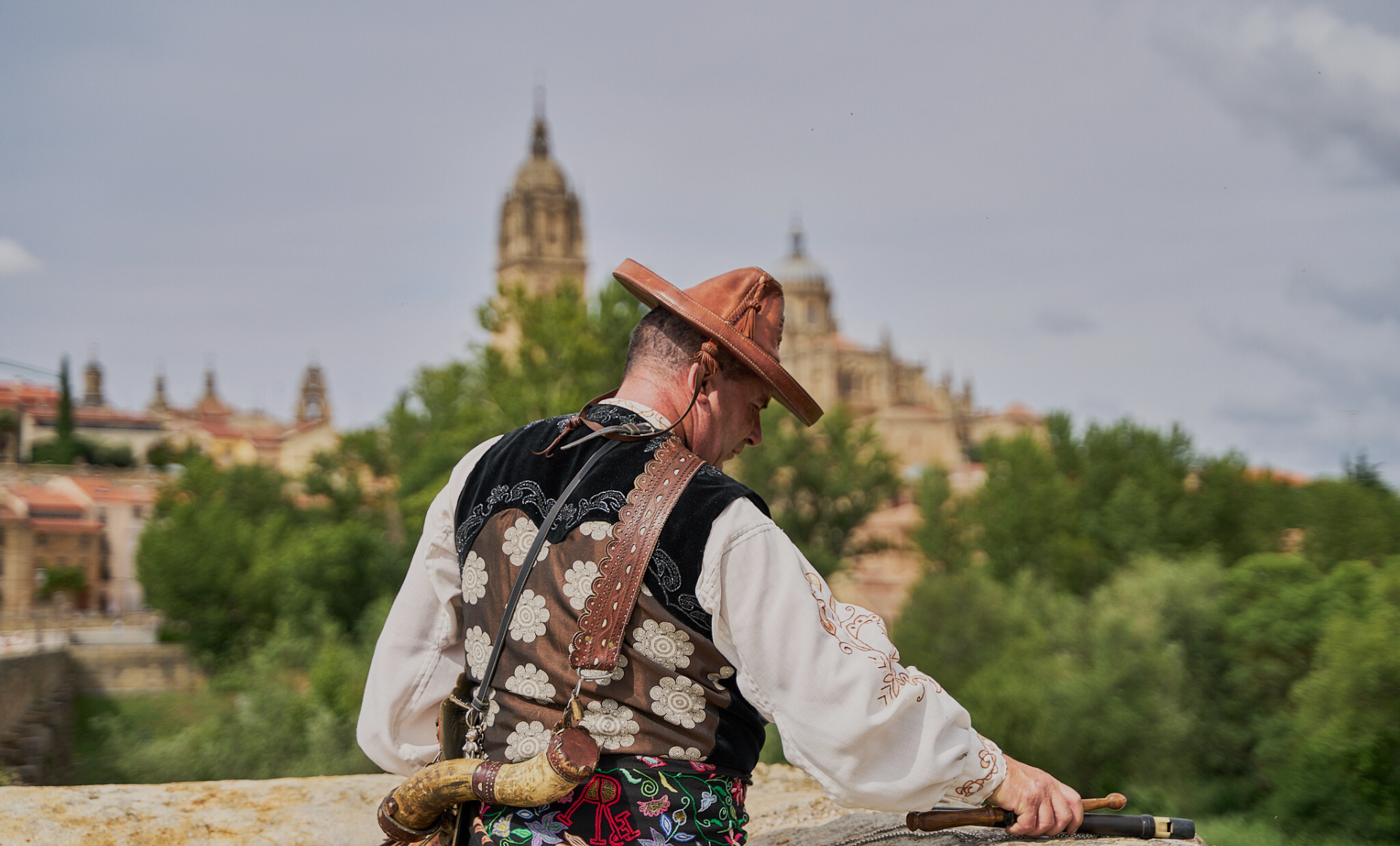 El mariquelo de espada con fondo de la Catedral de Salamanca