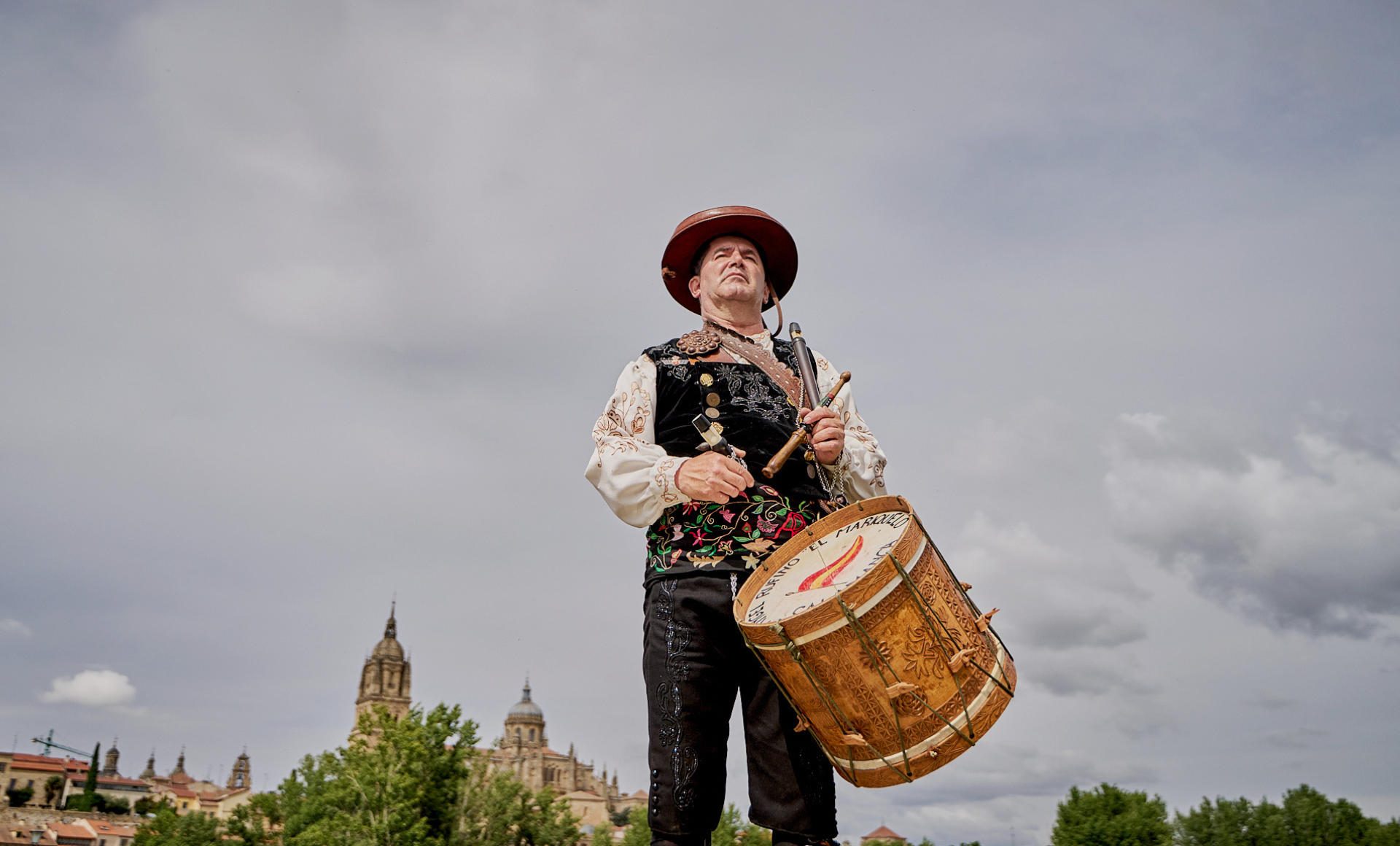 El mariquelo de pie junto a sus instrumentos