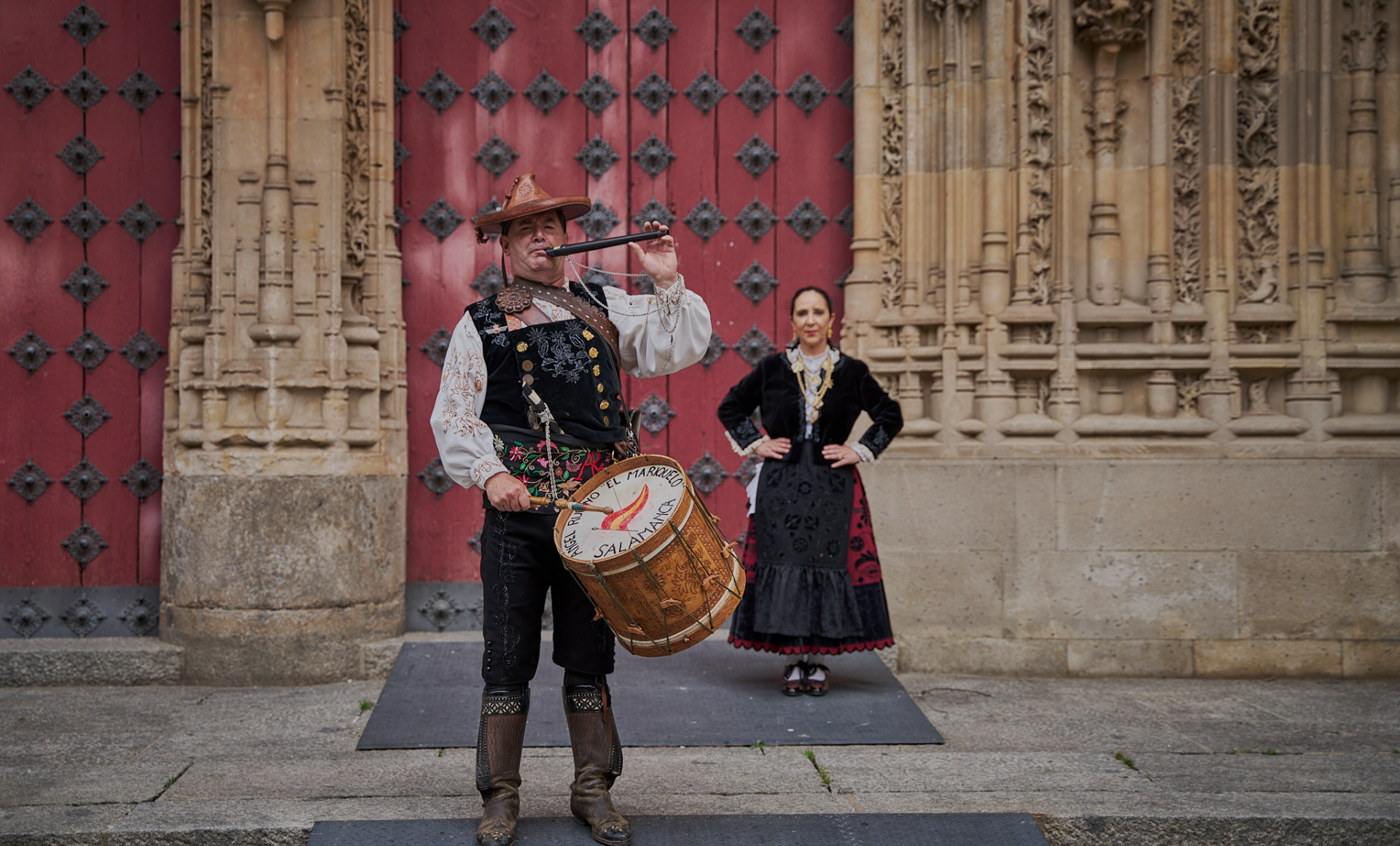 El Mariquelo tocando su gaita y tamboril y detrás su esposa