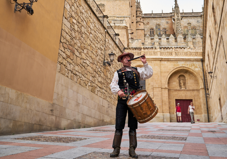 Mariquelo cantando y tocando cerca de la catedral