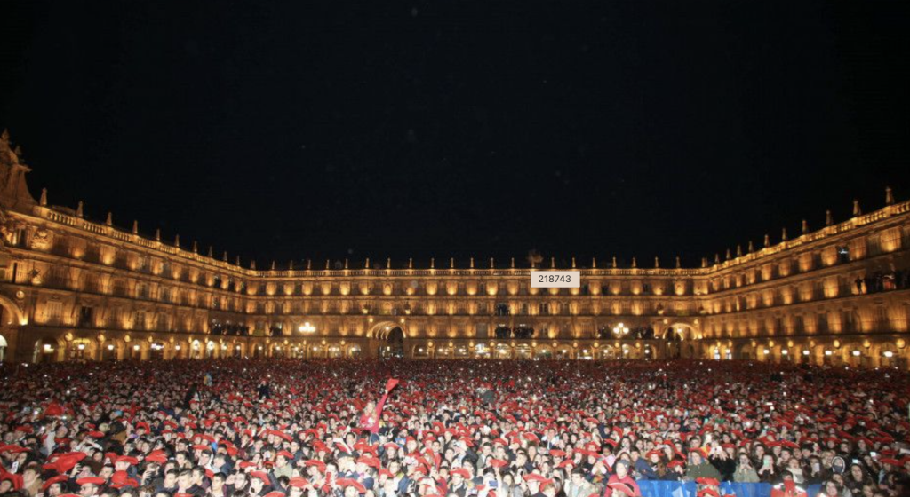 Celebración Nochevieja universitaria en la plaza mayor de Salamanca